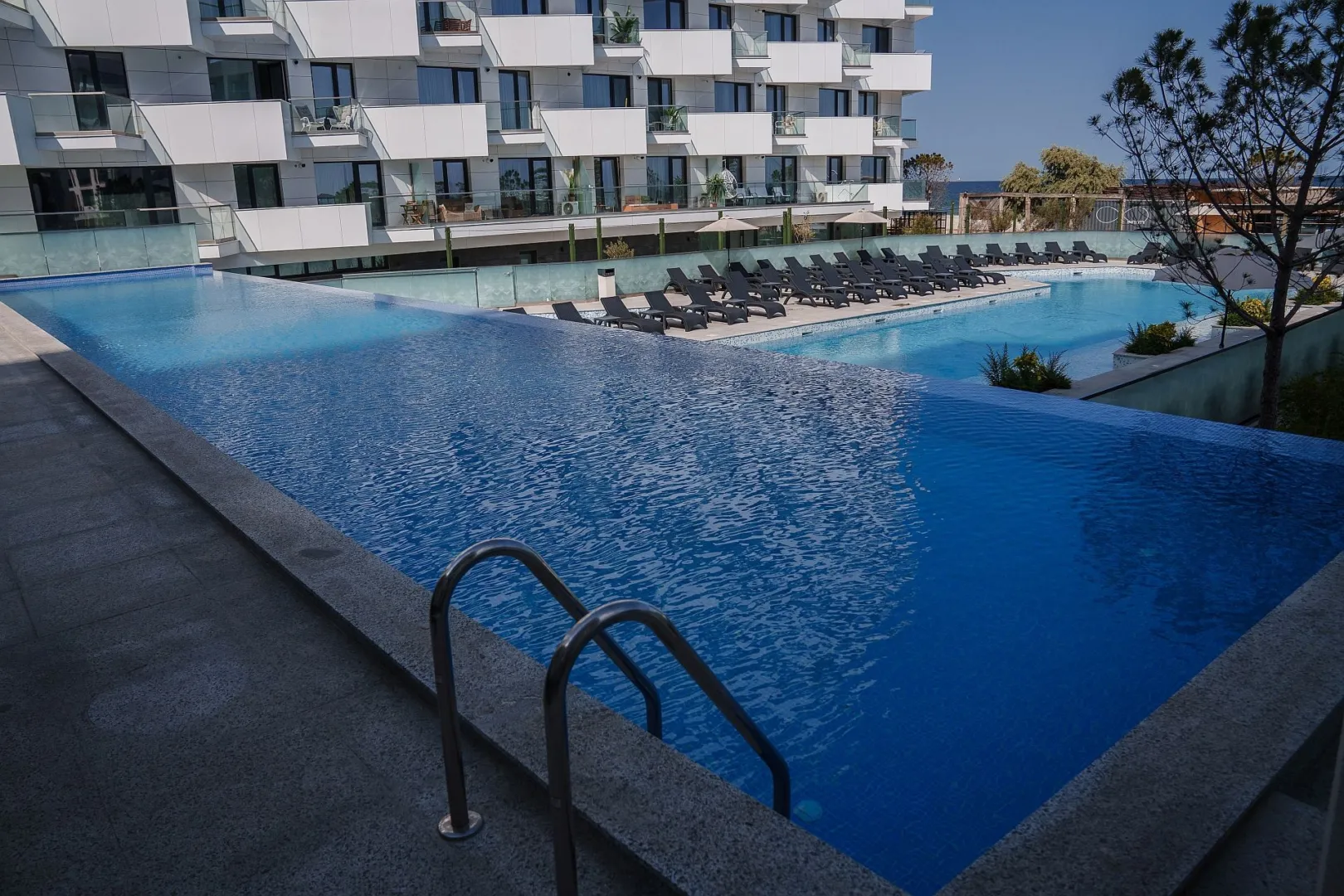 Piscina infinity a resortului Alezzi Infinity