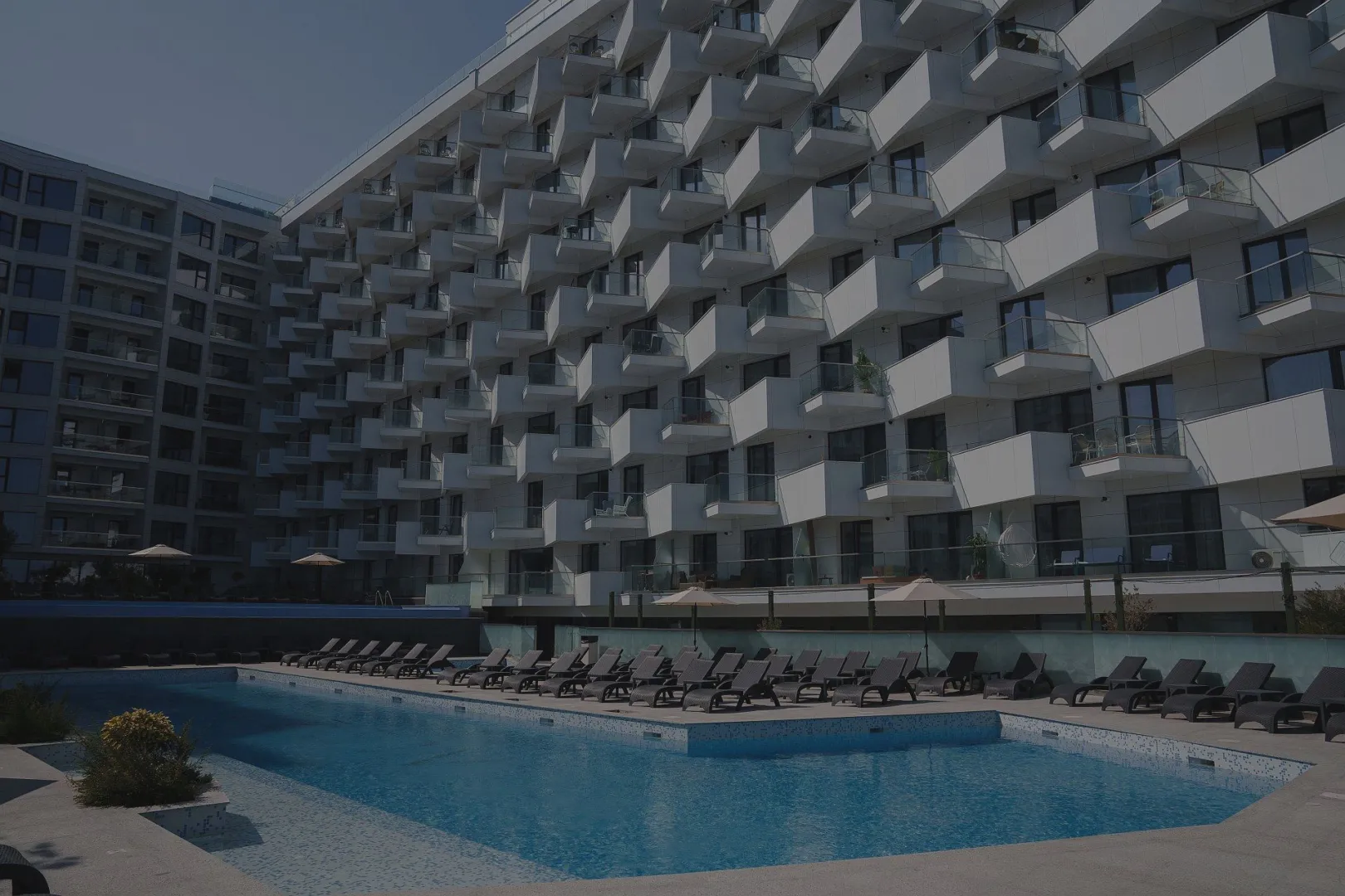 Piscinele exterioare din curtea Alezzi Infinity, Mamaia Nord