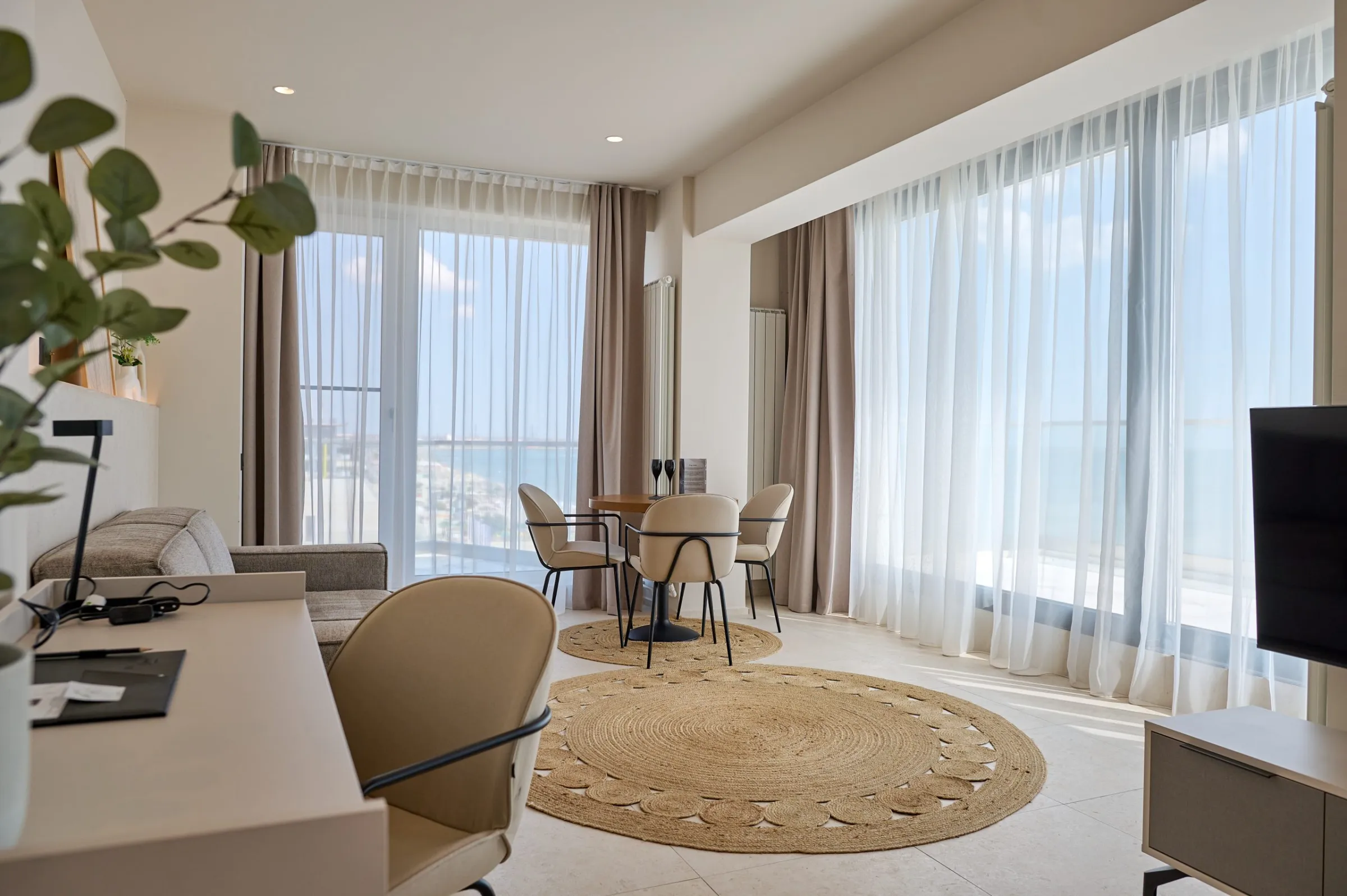 Living luminos într-un apartament Alezzi Infinity