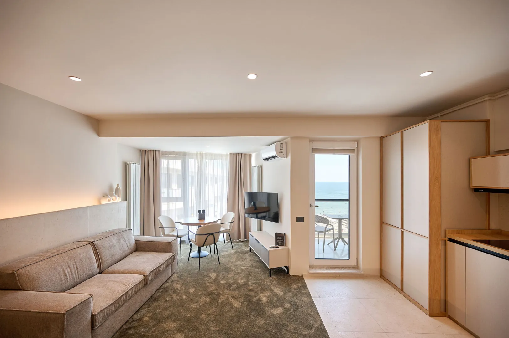 Studio Sea View la Alezzi Infinity, cu living și balcon spre mare
