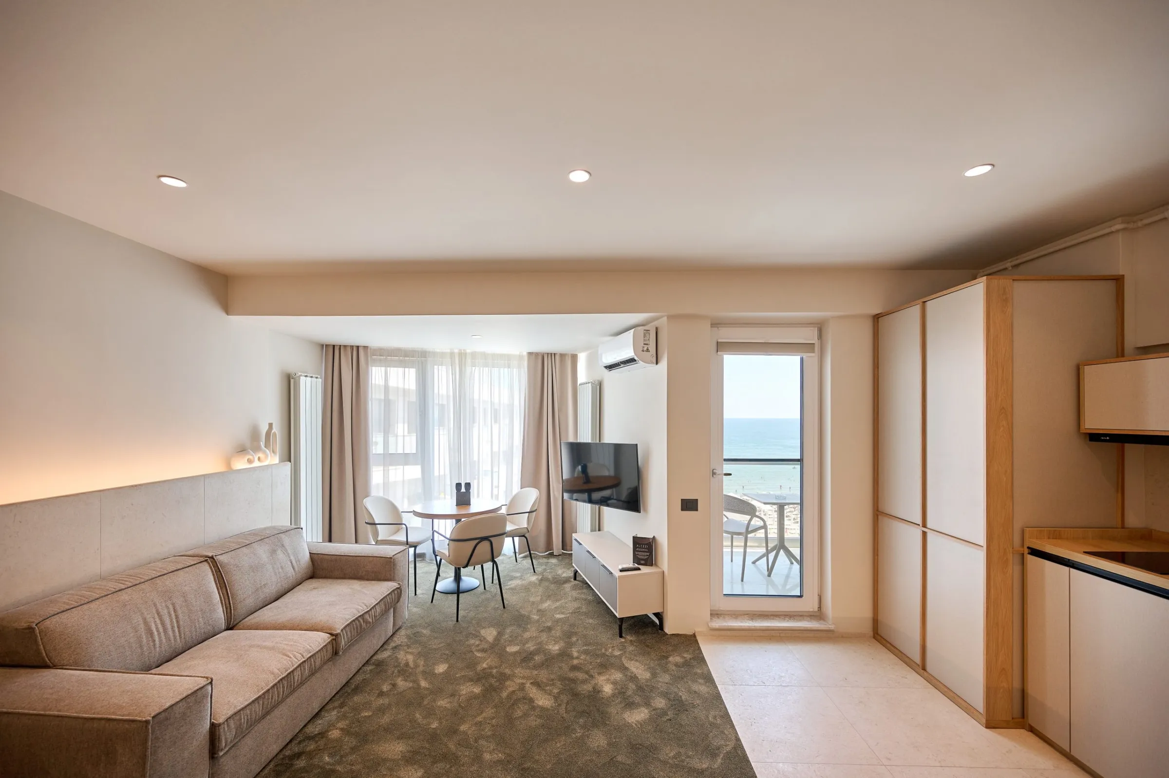 Studio Sea View la Alezzi Infinity, cu living și balcon spre mare
