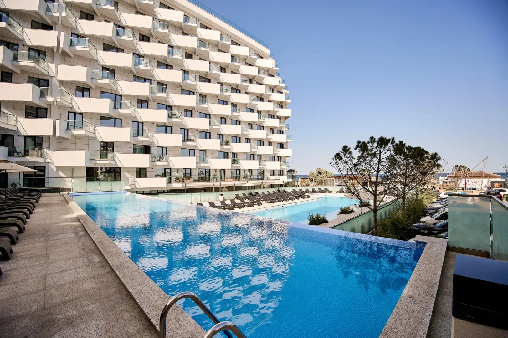 Piscina infinity a resortului Alezzi Infinity din Mamaia Nord