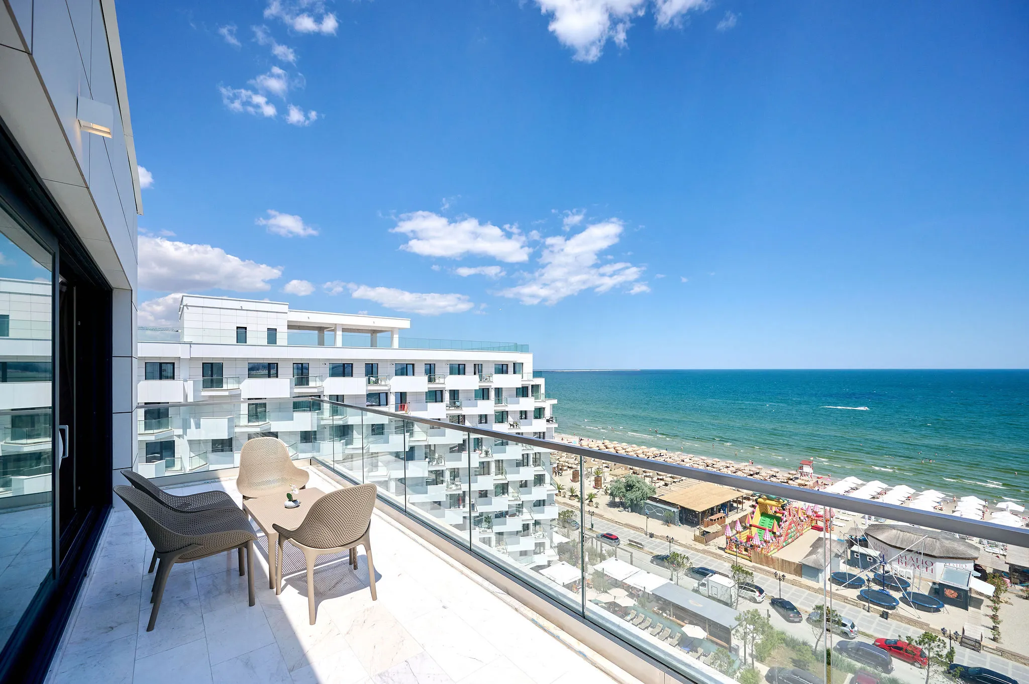 Balcon cu vedere frontală spre mare și plaja din Mamaia Nord