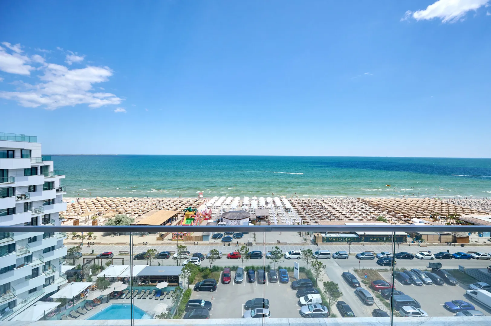 Vedere spre mare și plaja Mamaia Nord de pe balconul Alezzi Infinity