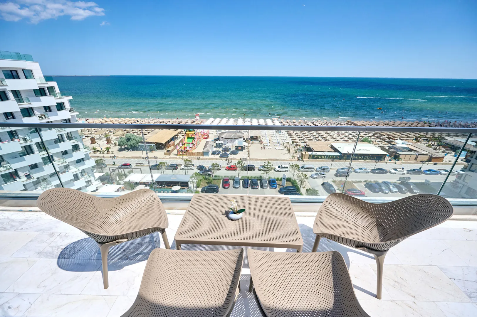 Vedere spre mare și plaja Mamaia Nord de pe balconul Alezzi Infinity