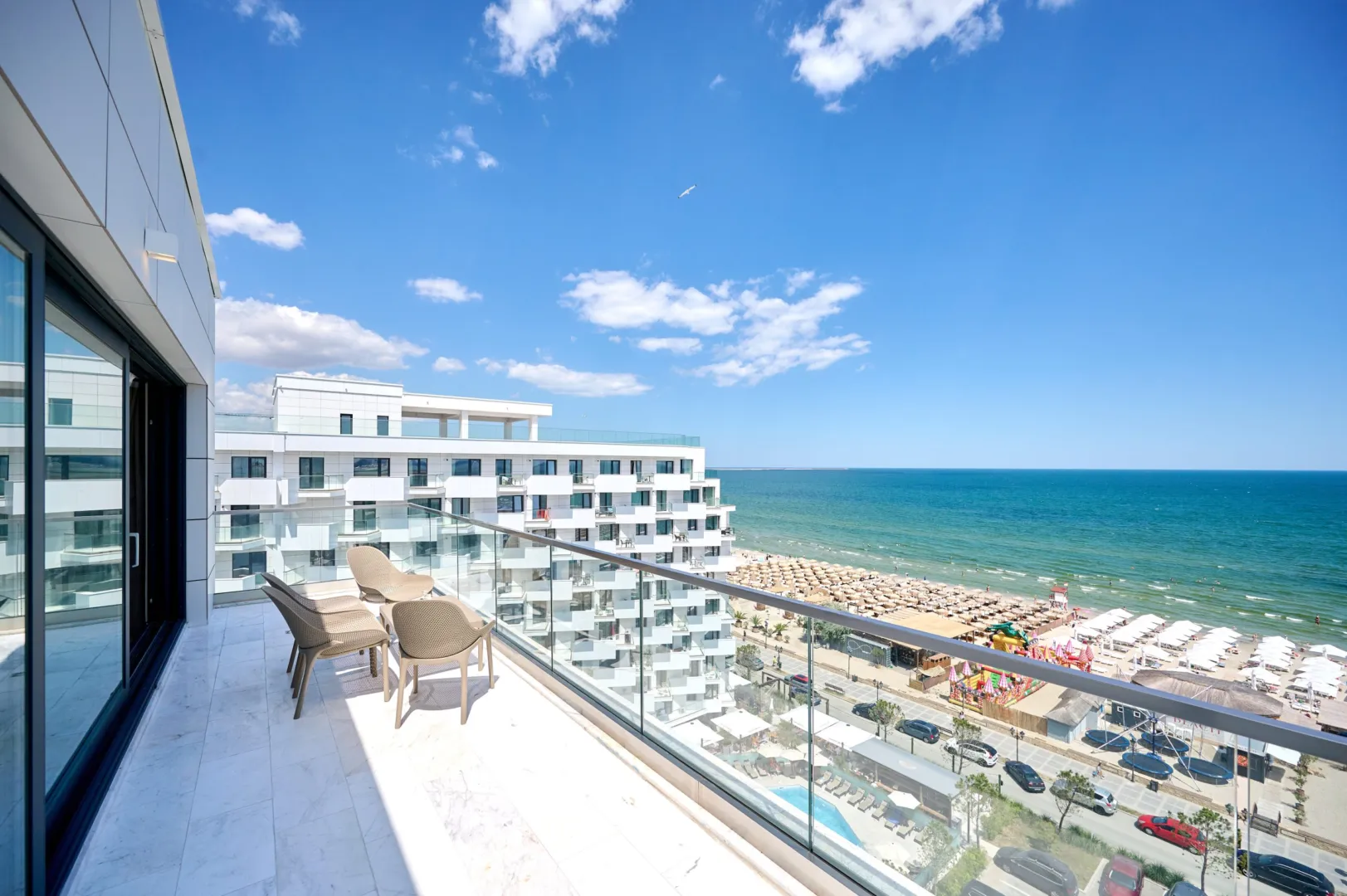 Vedere spre mare și plaja Mamaia Nord de pe balconul Alezzi Infinity