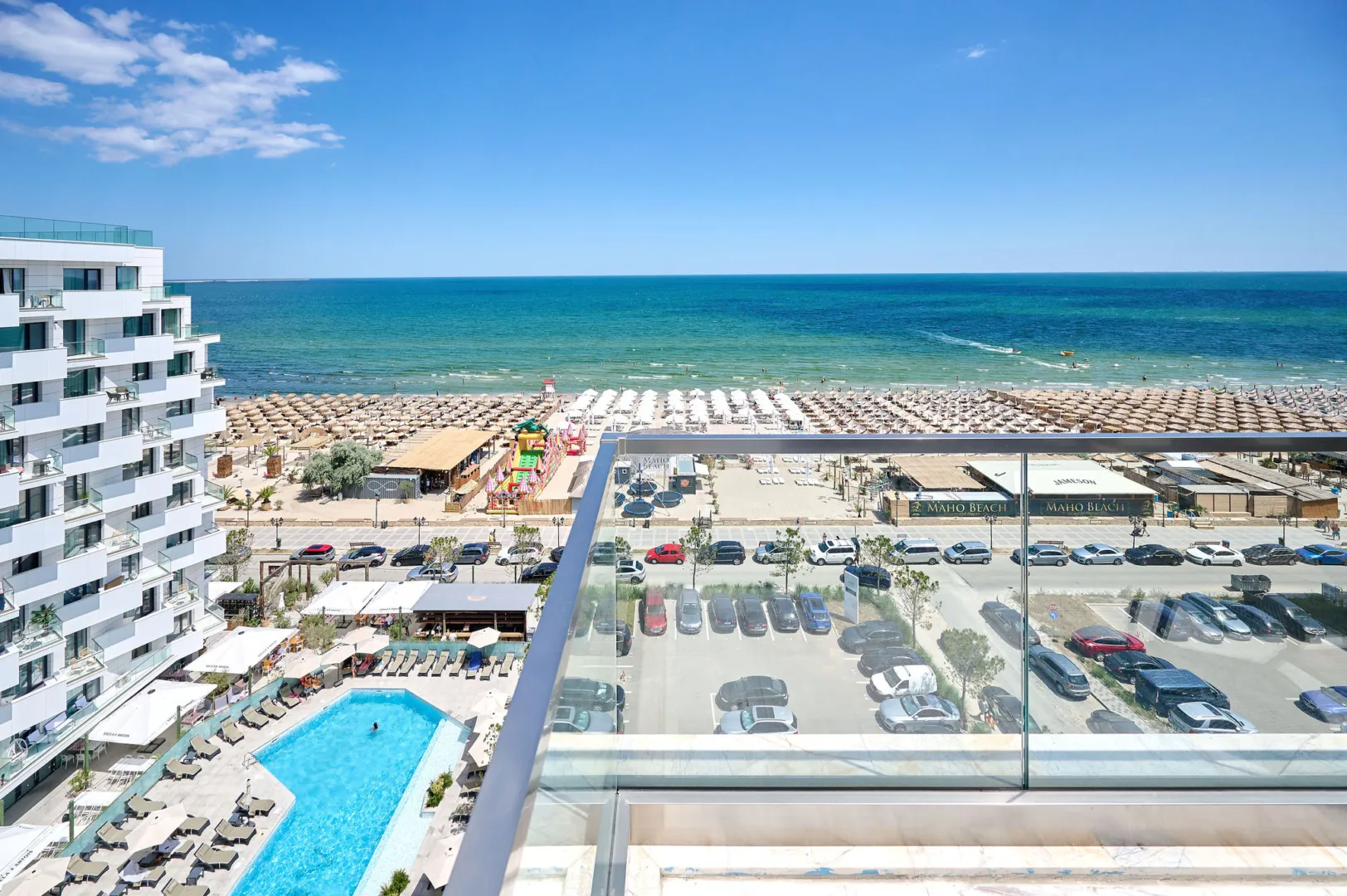 Vedere spre mare și plaja Mamaia Nord de pe balconul Alezzi Infinity