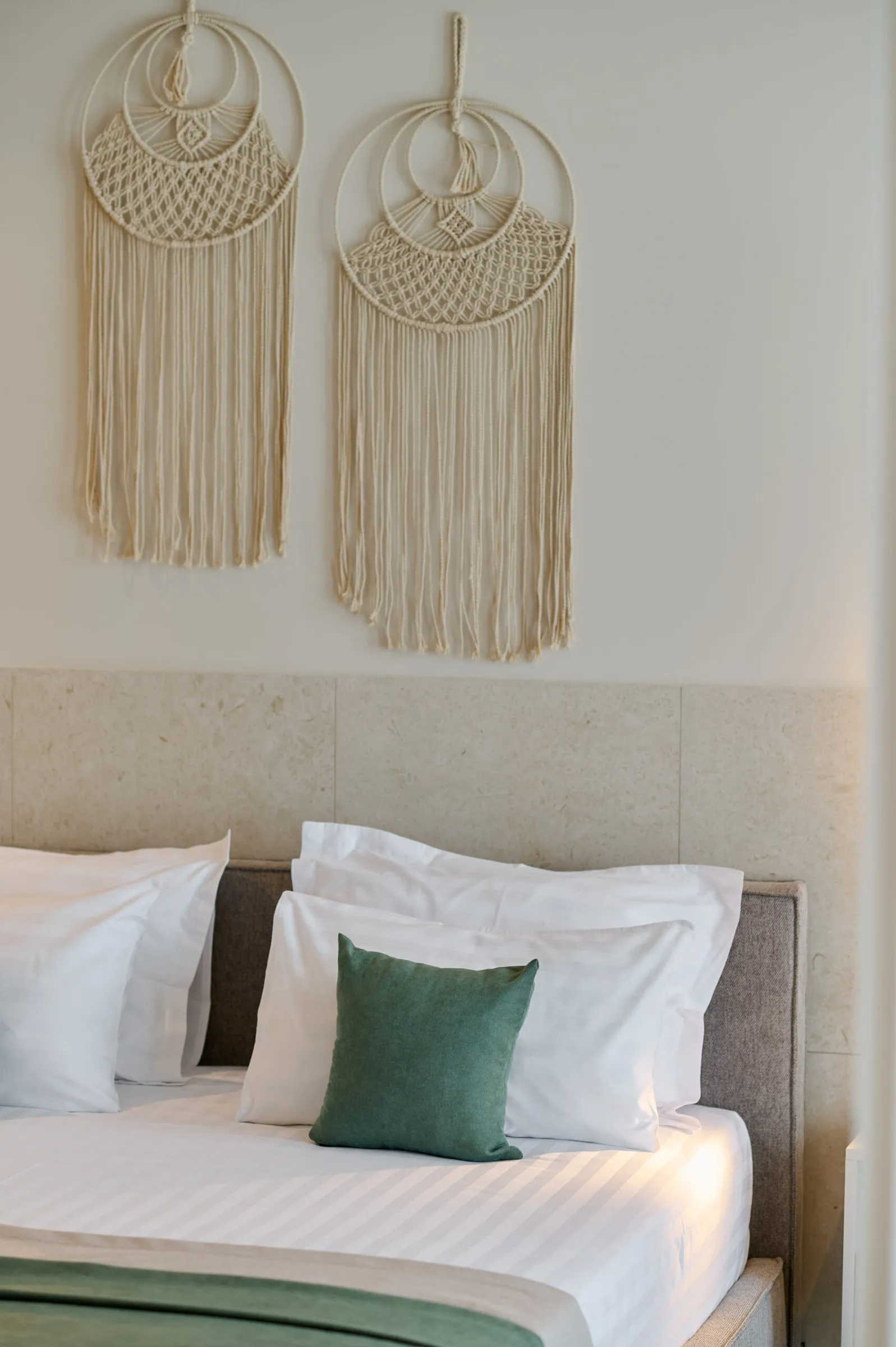 Dormitor cu decor macramé la Alezzi Infinity