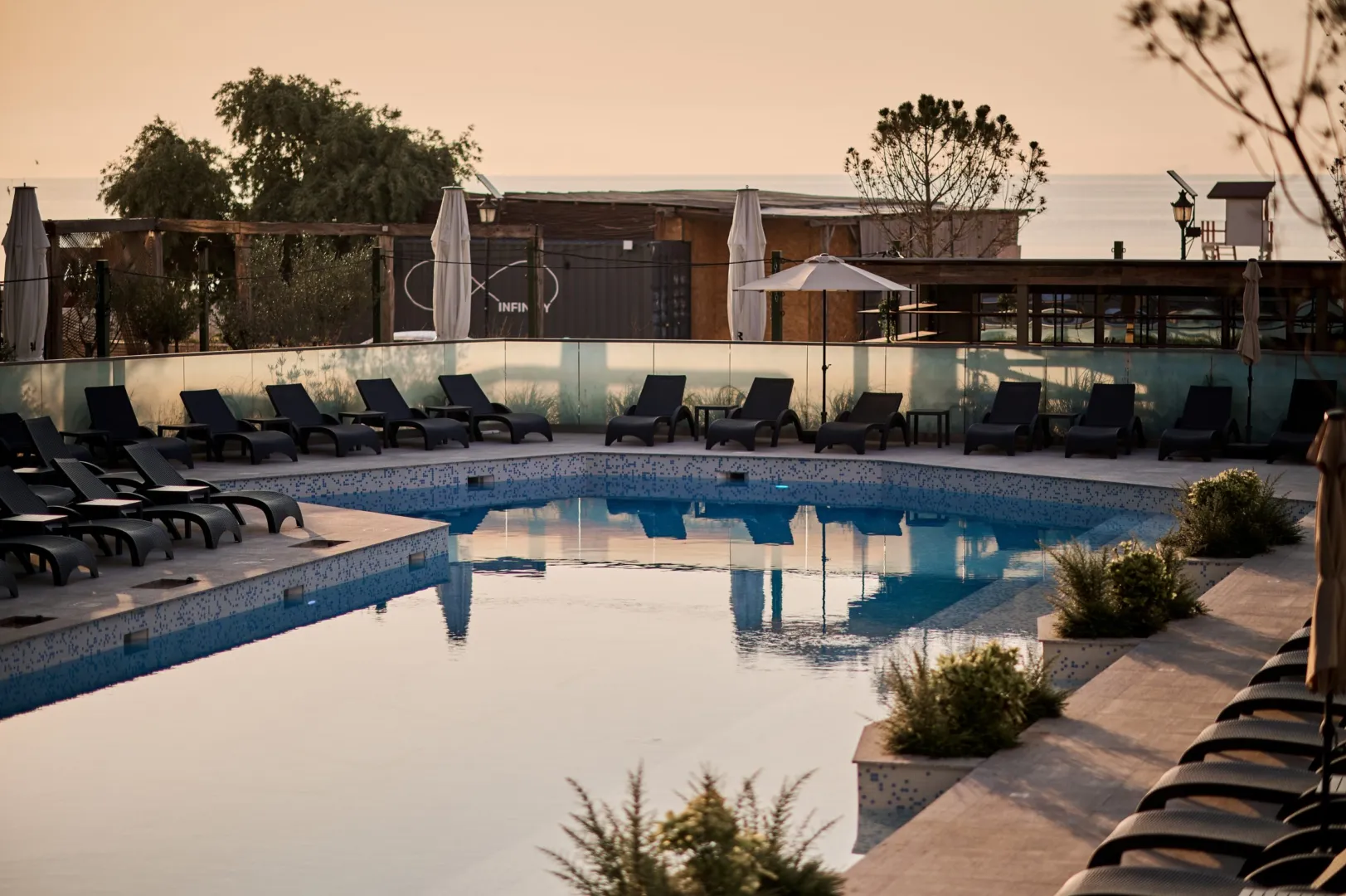 Piscina Alezzi Infinity la apus