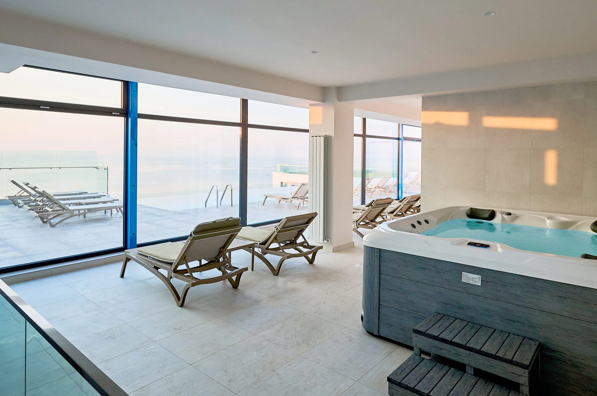 Zona SPA cu jacuzzi și vedere spre mare, Alezzi Infinity