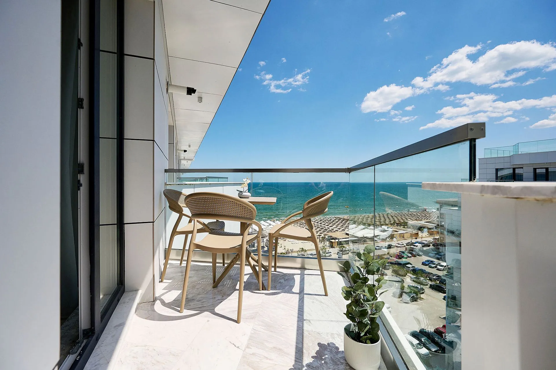 Balcon cu vedere spre mare în apartamentul Sea View